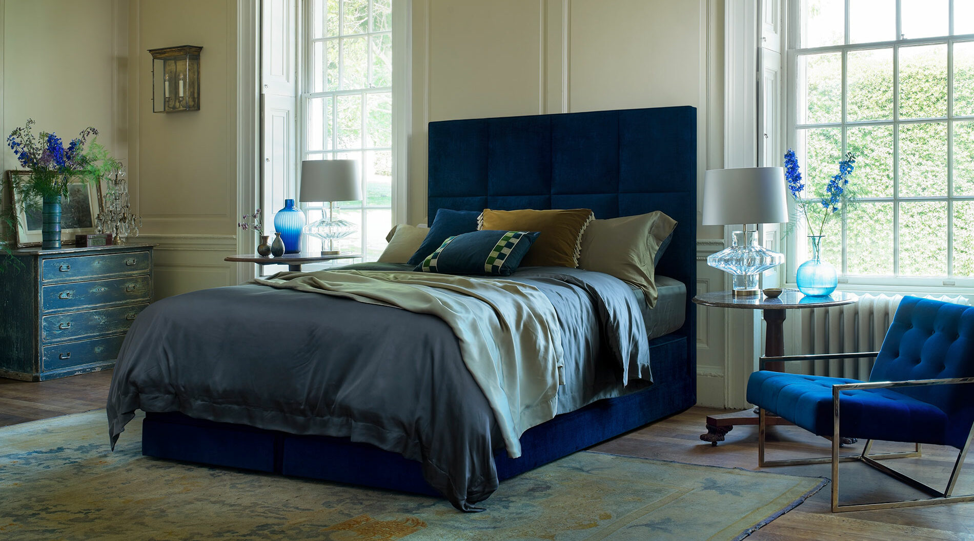 Legacy-II_VictoriaHB_Premium-Royal-Navy_Dressed-angled_20048WideLgv1