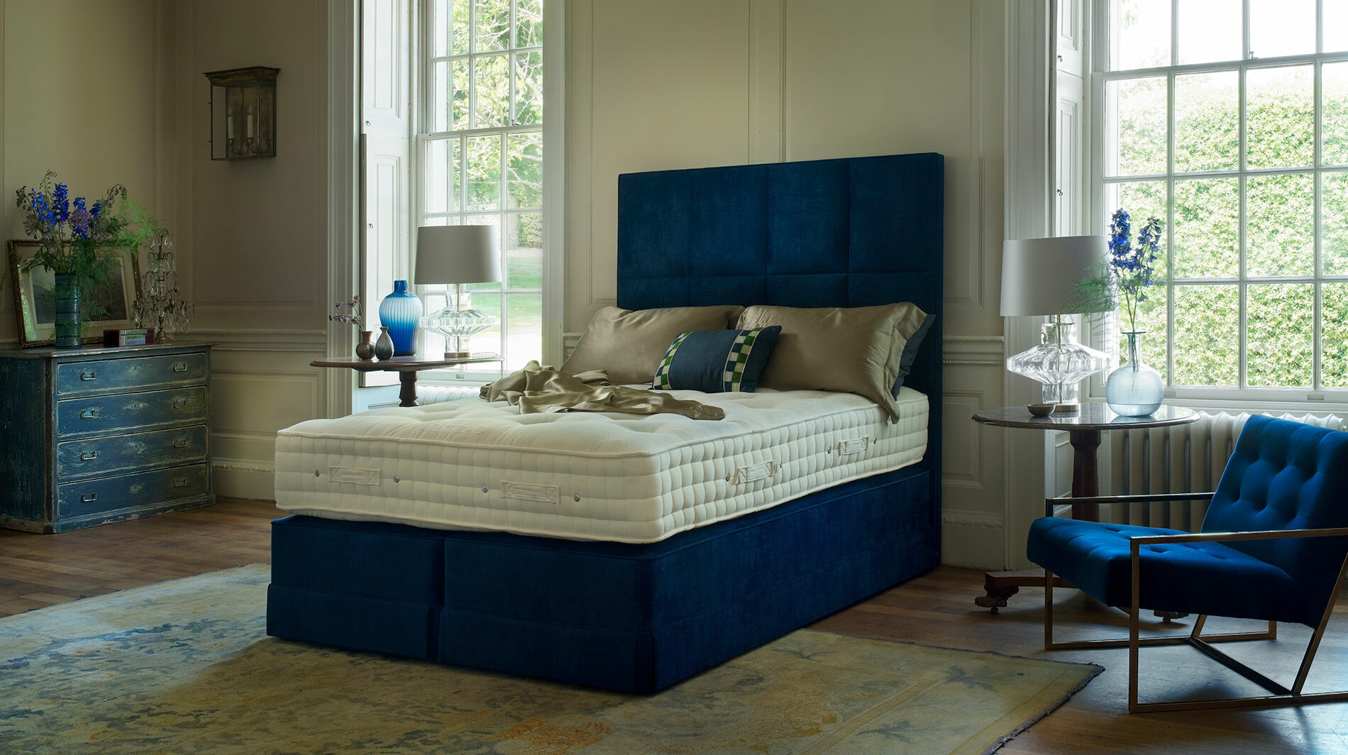 Legacy-II_VictoriaHB_Premium-Royal-Navy_semi-dressed-angled_20086Lgv120110Lgv1